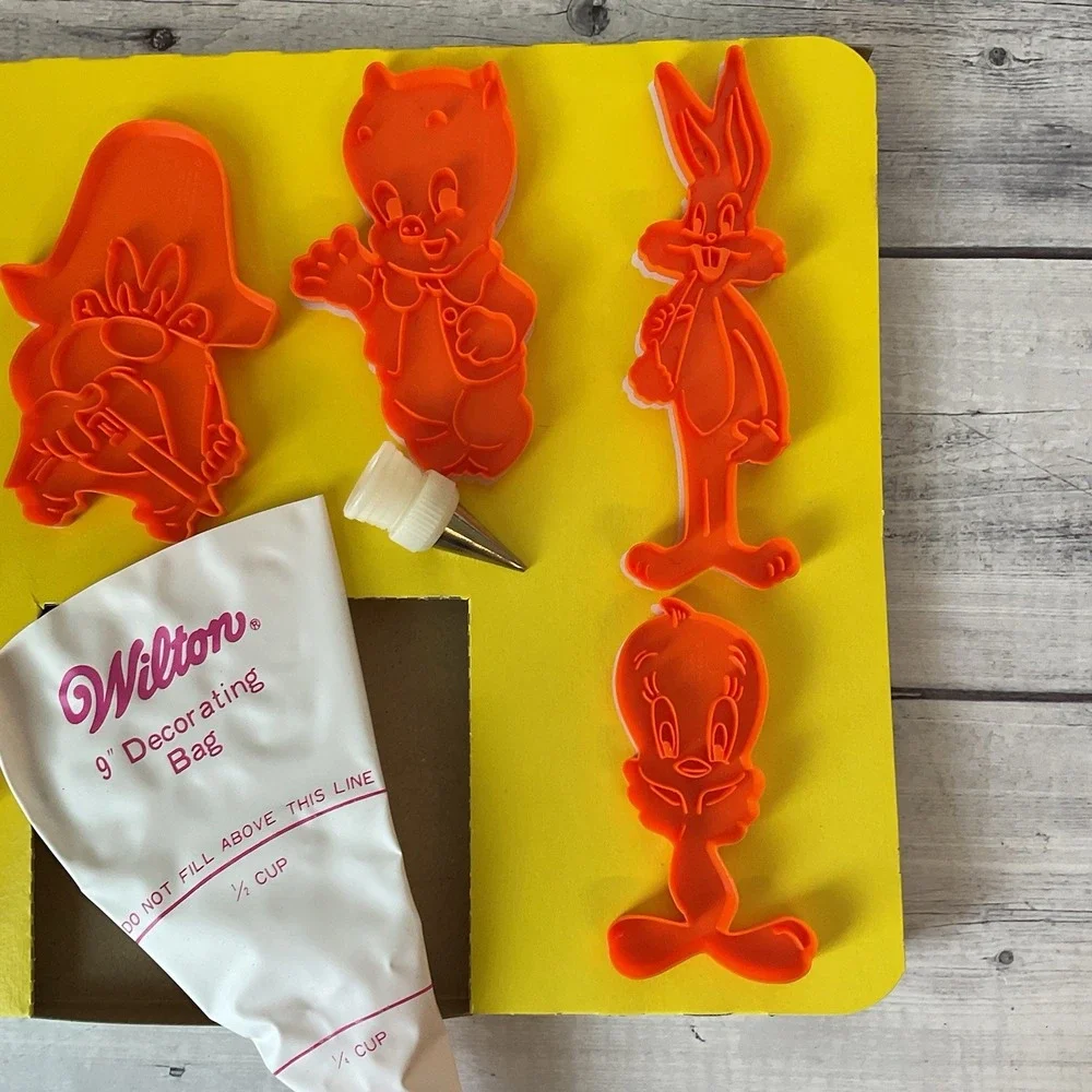 Wilton Looney Tunes Cookie Cutters‎ Decorating Kit 1978 Warner Bros Bugs Bunny